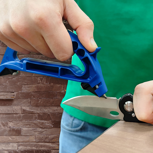 100_All-in-1_Blue_inUse_Knife 100_All-in-1_Blue_inUse_Knife