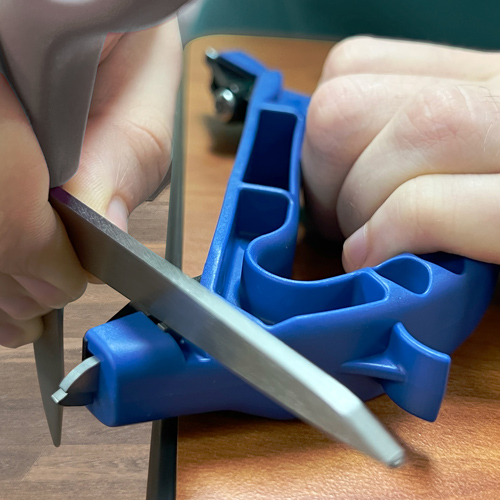 100_All-in-1_Blue_inUse_scissors 100_All-in-1_Blue_inUse_scissors