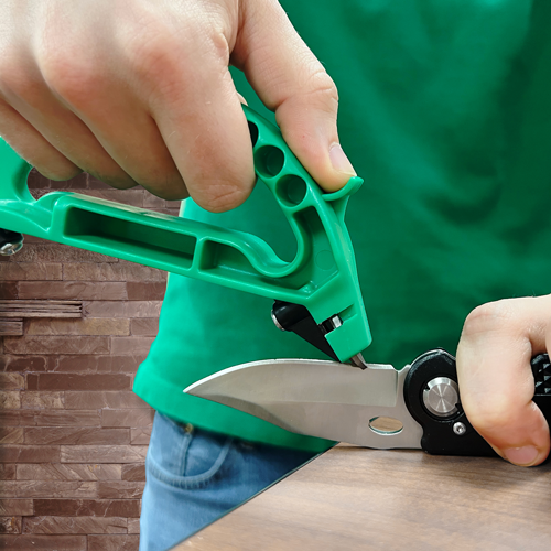 101_All-in-1_Green_inUse_Knife 101_All-in-1_Green_inUse_Knife
