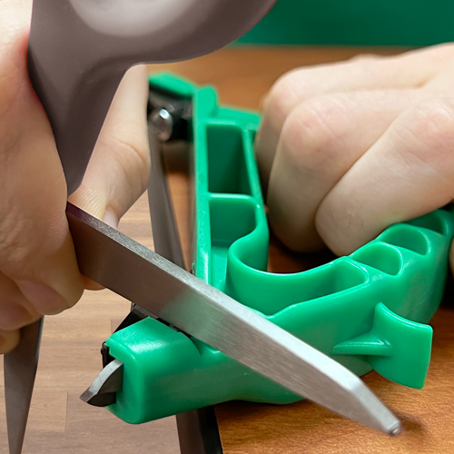 101_All-in-1_Green_inUse_scissors 101_All-in-1_Green_inUse_scissors
